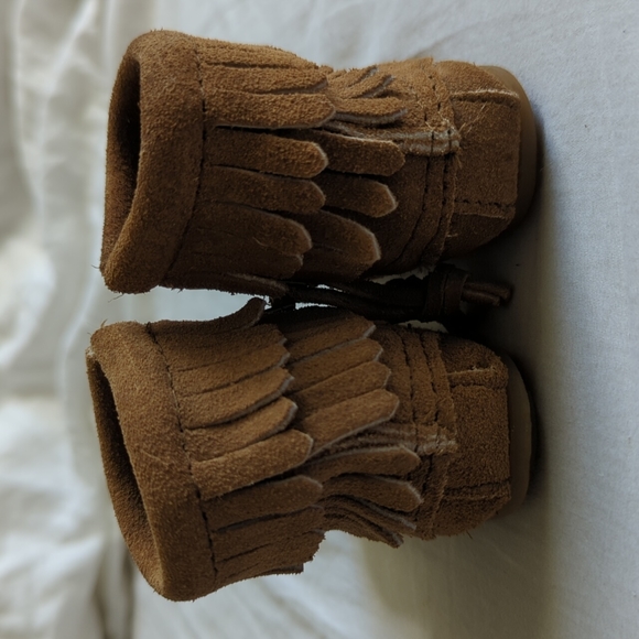 Minnetonka Tan Suede Bootie Infant Size 1 - Picture 3 of 6